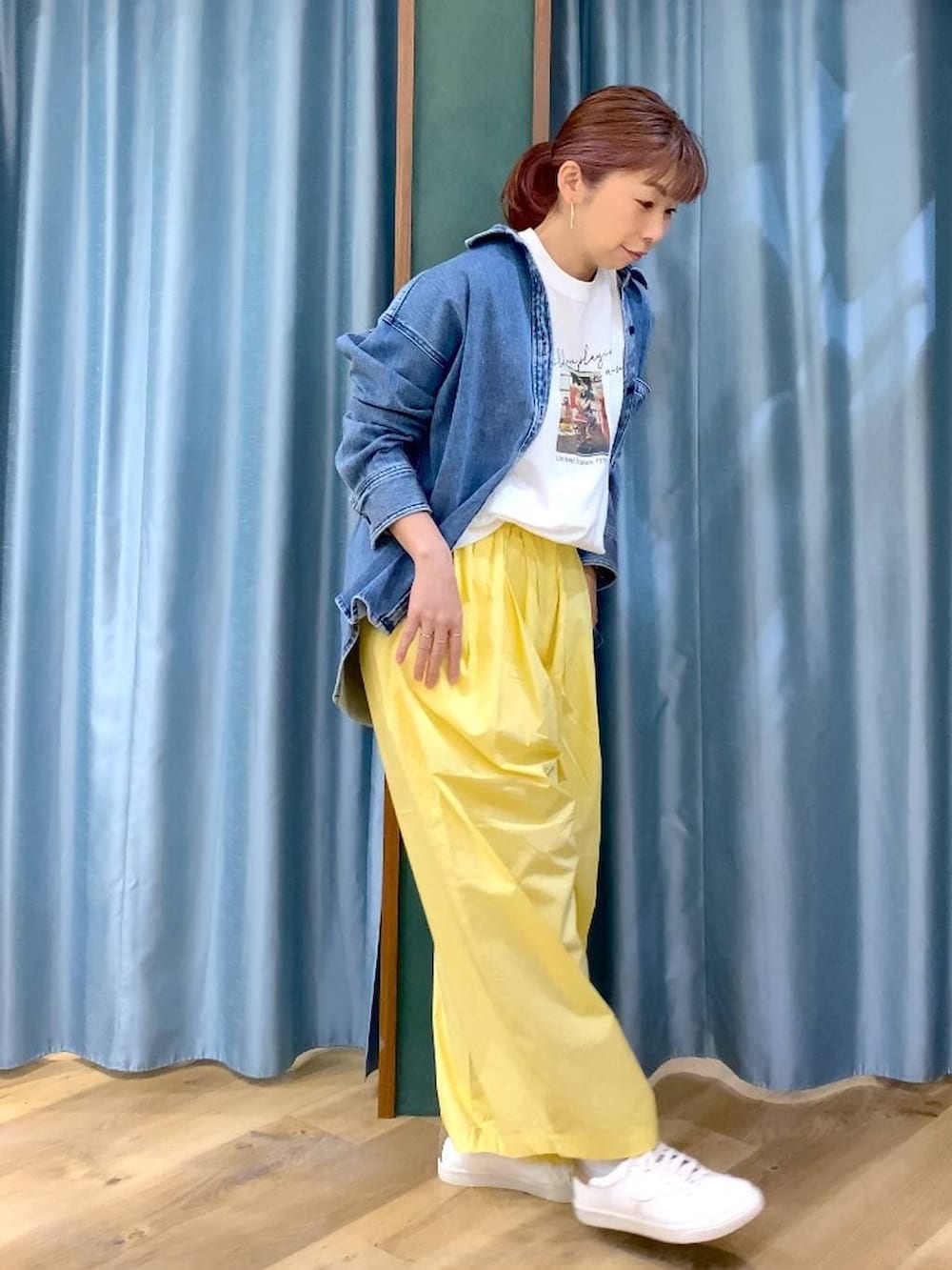 イエロー系のその他パンツ、ブラウン系のスニーカー、ブルー系のシャツ/ブラウスを着用したレディースの春コーディネートの3枚目の写真