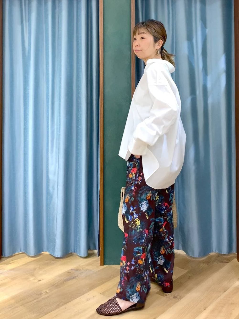 ホワイト系のシャツ/ブラウス、ブラウン系のその他パンツ、ベージュ系のかごバッグを着用したレディースの春コーディネートの6枚目の写真