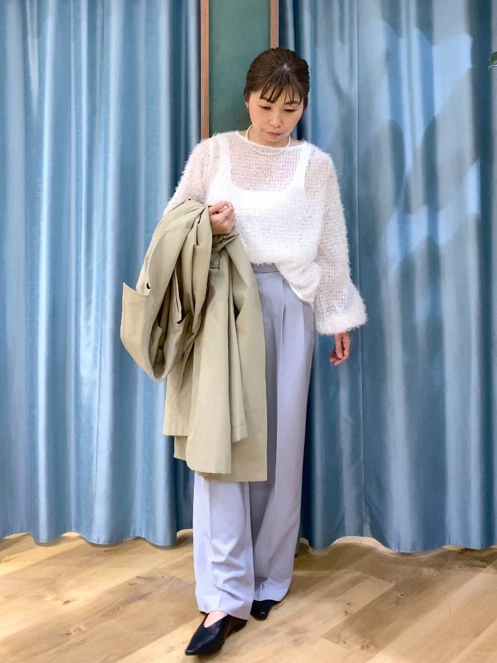 ホワイト系のタンクトップ、グレー系のその他パンツ、ベージュ系のステンカラーコートを着用したレディースの冬コーディネートの2枚目の写真