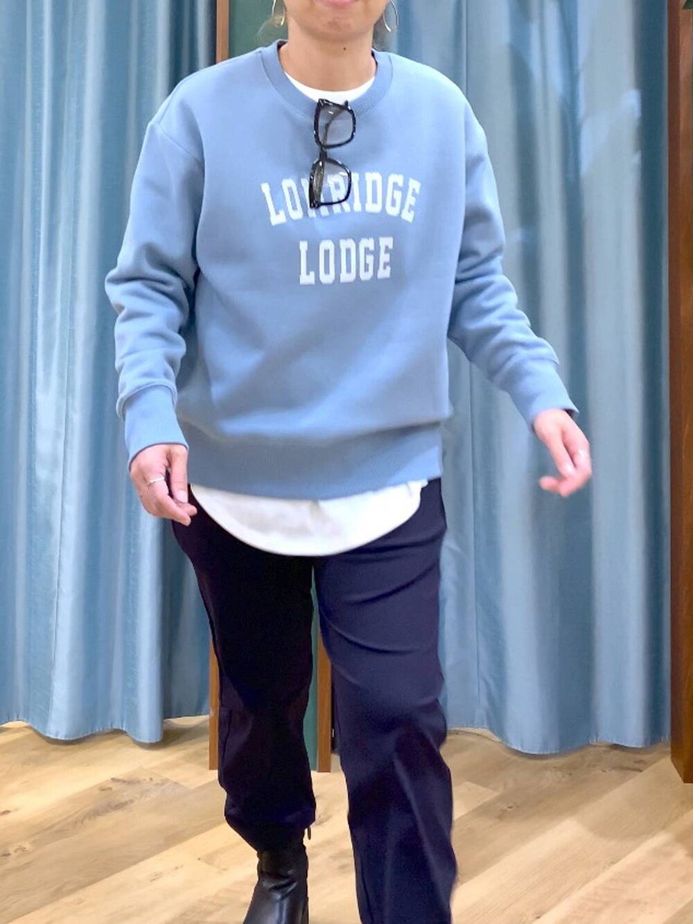 ブラック系のブーツ、ブルー系のその他パンツ、ホワイト系のTシャツ/カットソーを着用したレディースの冬コーディネートの6枚目の写真