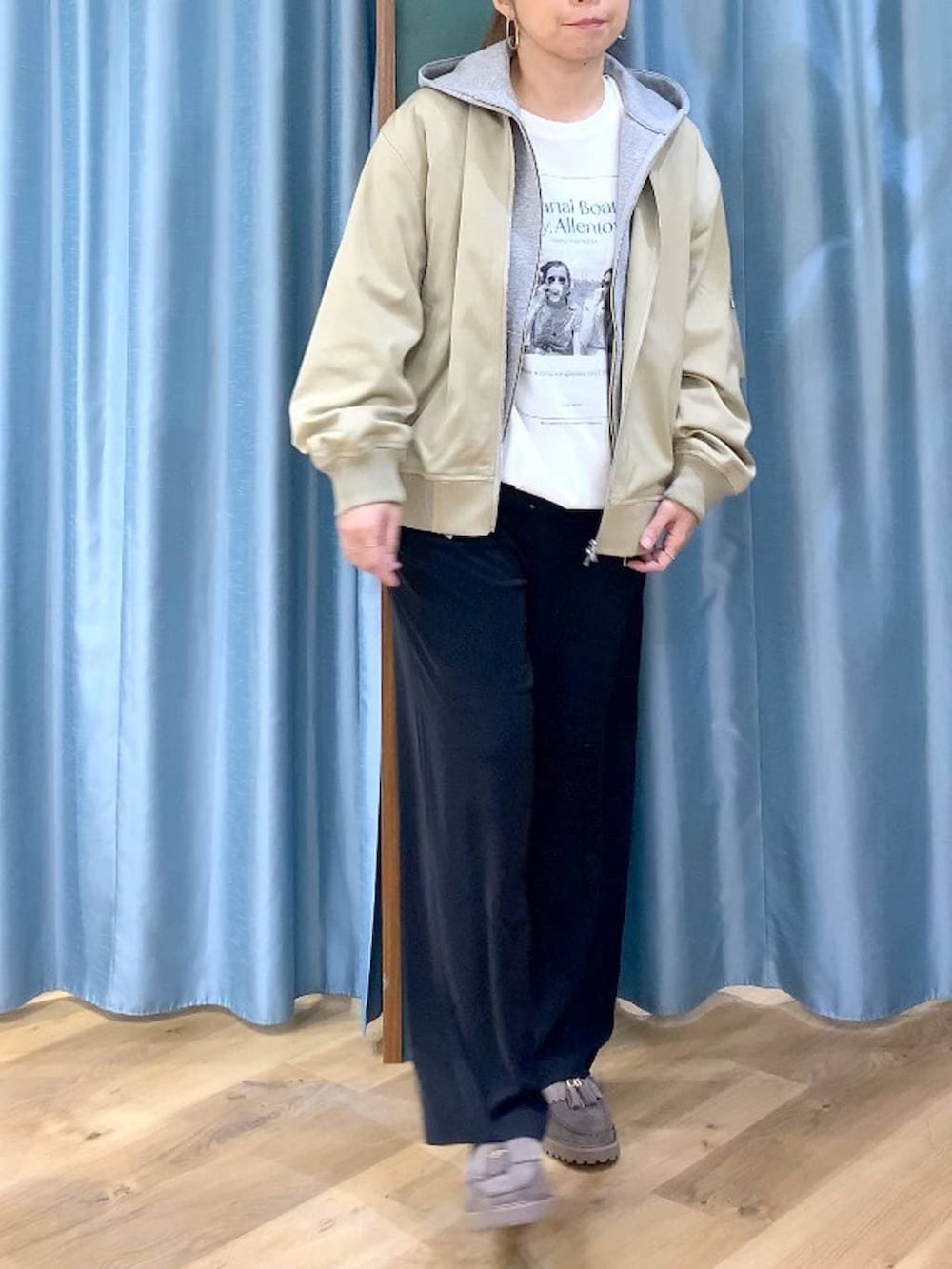ブラック系のその他パンツ、グレー系のローファー、グレー系のパーカーを着用したレディースの春コーディネートの7枚目の写真