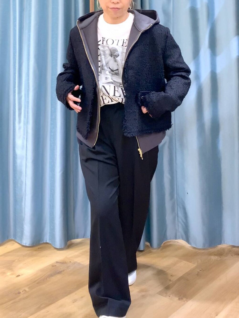 ブラック系のその他パンツ、ブラック系のノーカラージャケット、ホワイト系のTシャツ/カットソーを着用したレディースの冬コーディネートの5枚目の写真