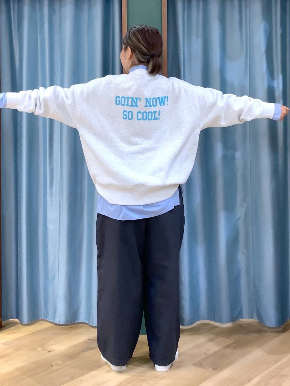 ベージュ系のブルゾン、ブルー系のシャツ/ブラウス、グレー系のスラックスを着用したレディースの秋コーディネートの9枚目の写真