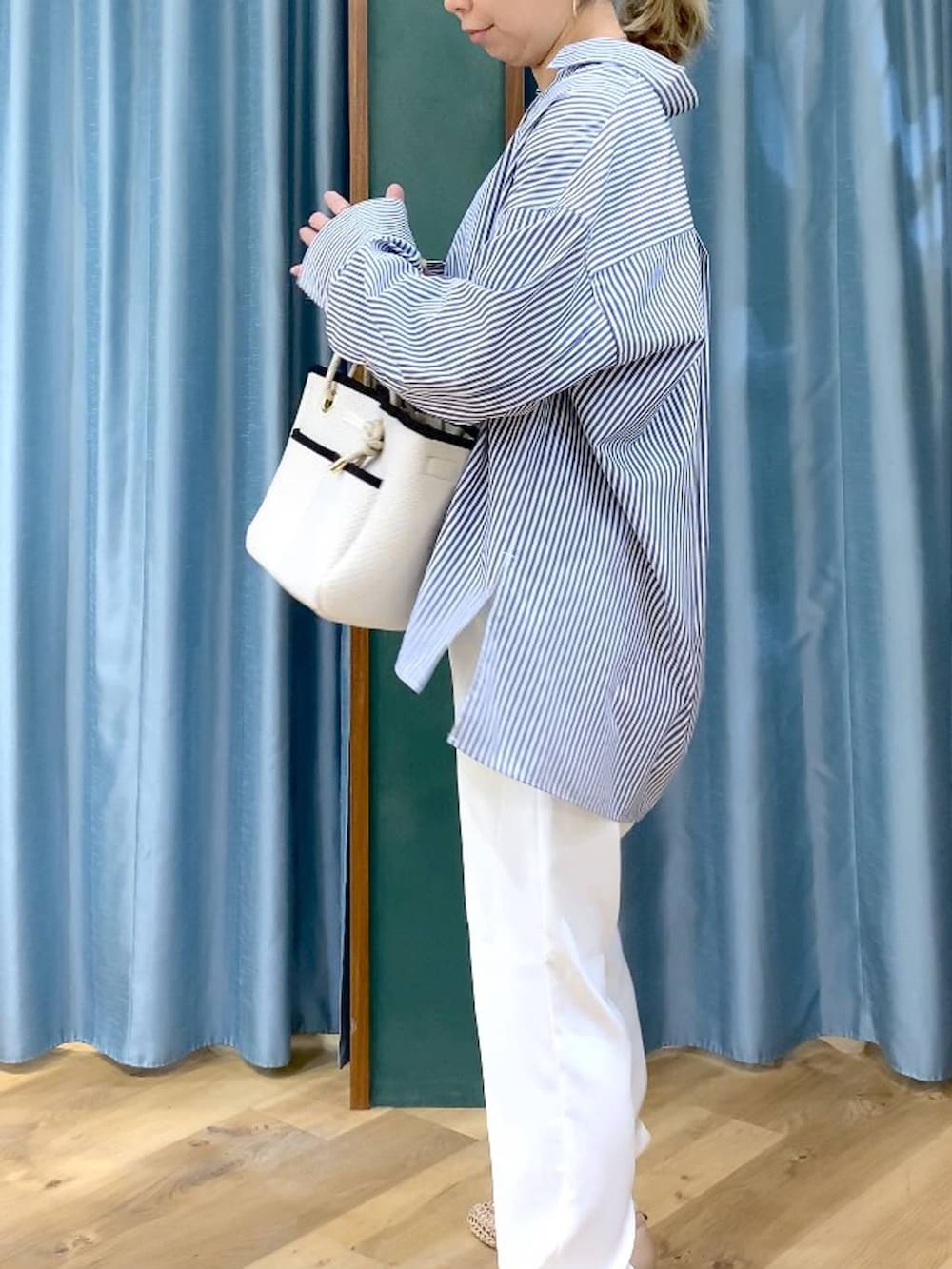 ブルー系のシャツ/ブラウス、ベージュ系のスリッポン、ホワイト系のその他パンツを着用したレディースの春コーディネートの7枚目の写真