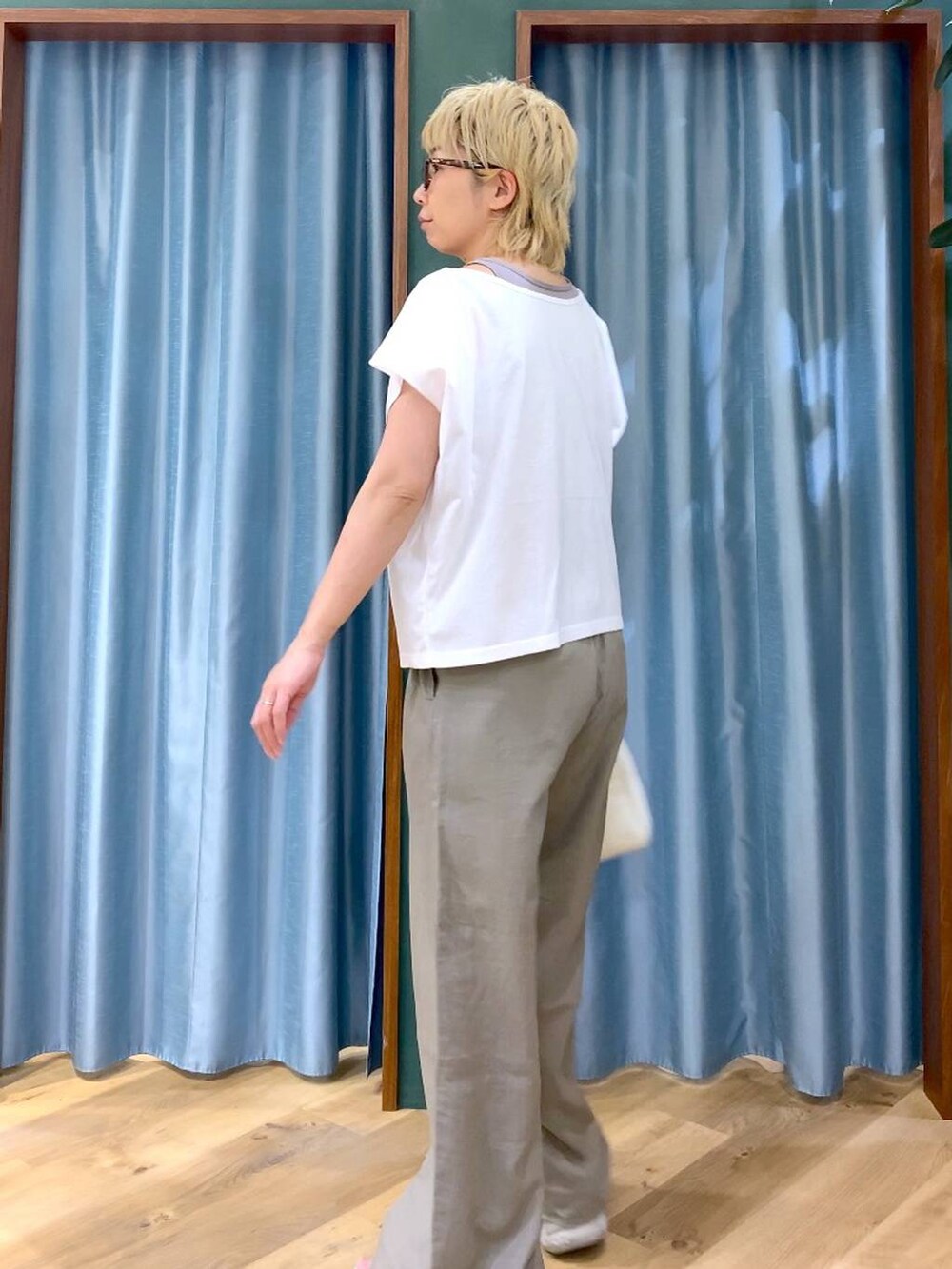 シルバー系のショルダーバッグ、グレー系のサンダル、ブラウン系のその他パンツを着用したレディースの夏コーディネートの7枚目の写真