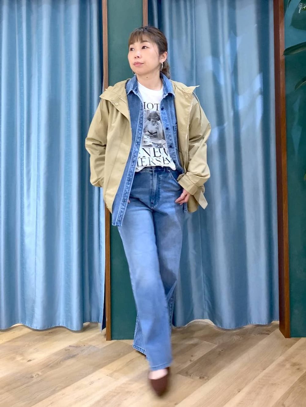 ブルー系のシャツ/ブラウス、ブラウン系のパンプス、ブルー系のデニムパンツを着用したレディースの春コーディネートの5枚目の写真