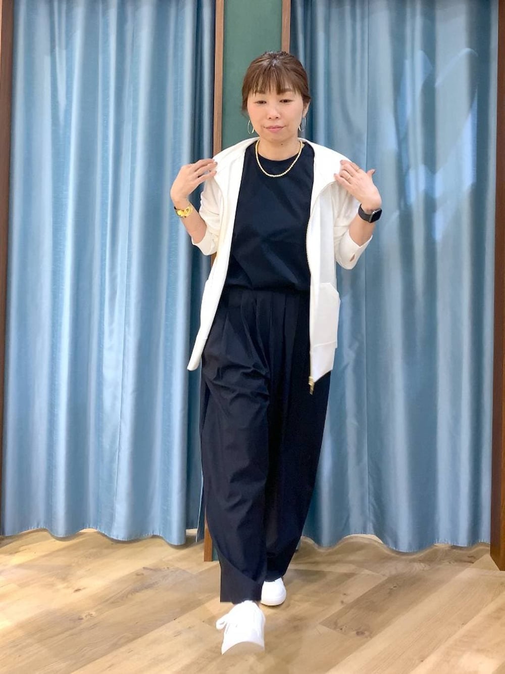 ブラック系のTシャツ/カットソー、ホワイト系のパーカー、ブラック系のその他パンツを着用したレディースの春コーディネートの5枚目の写真