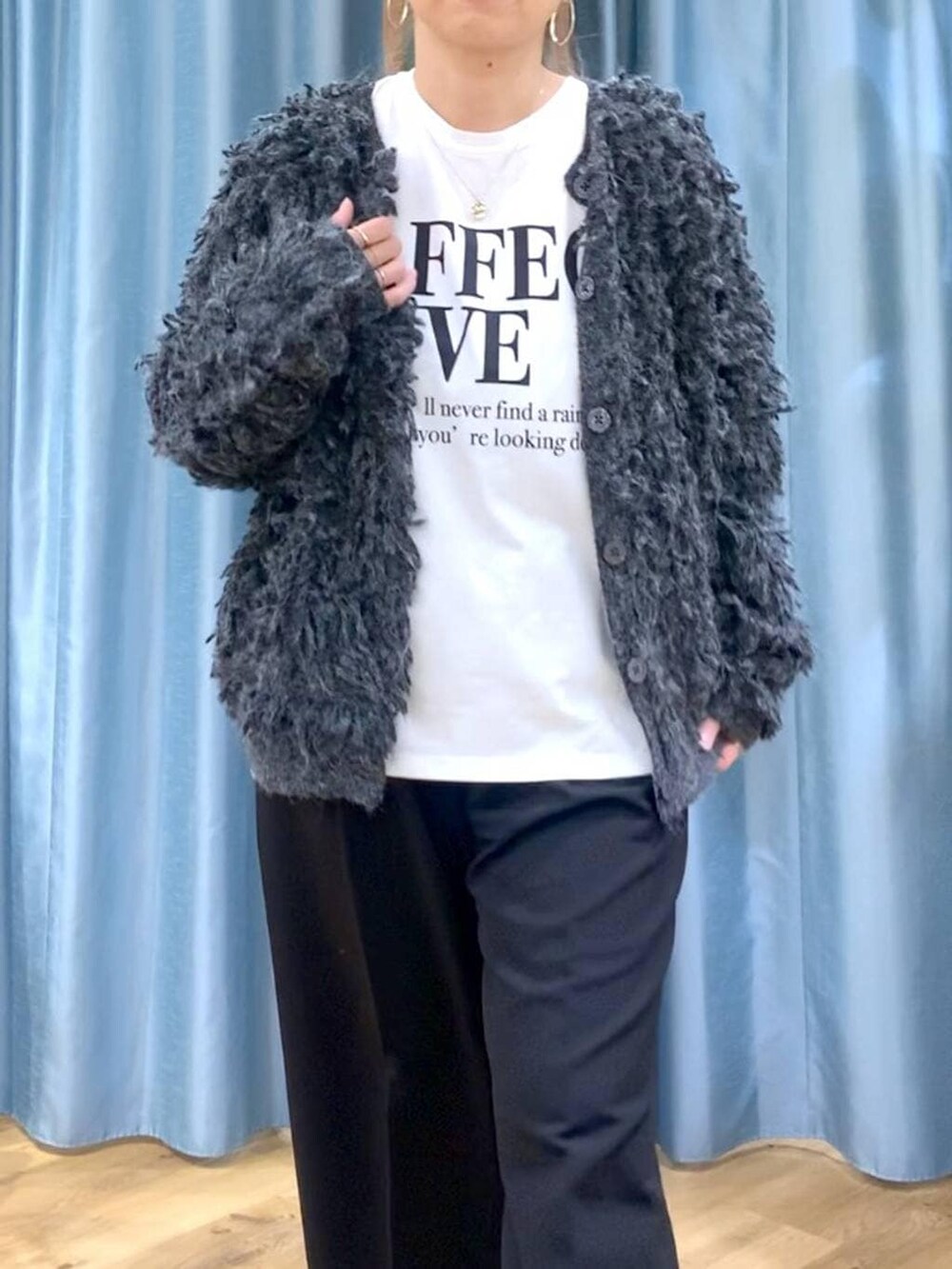 ブラック系のブーツ、ブラック系のスラックス、グレー系のカーディガン/ボレロを着用したレディースの冬コーディネートの6枚目の写真