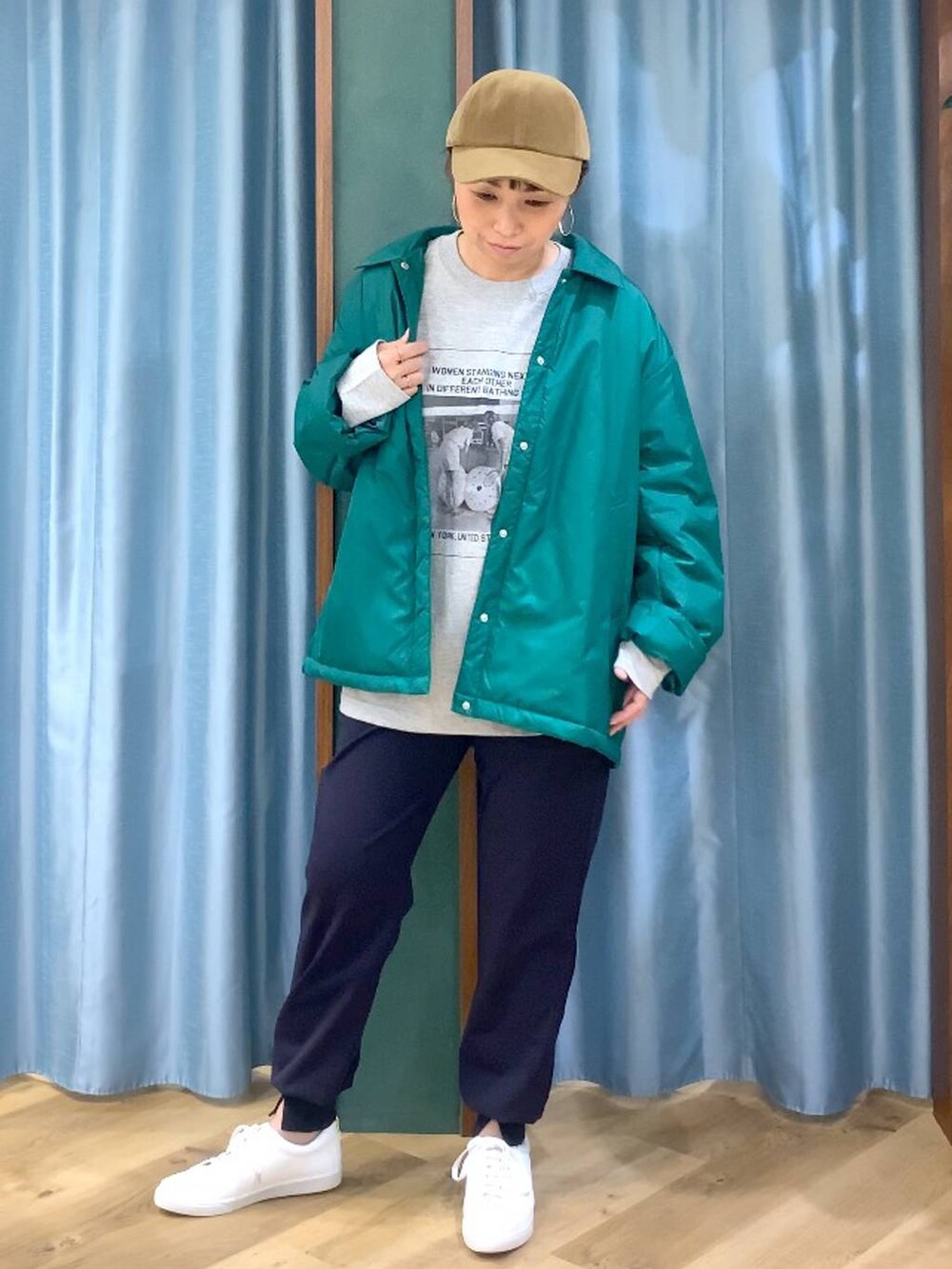 グリーン系のブルゾン、ブルー系のその他パンツ、ブラウン系のバックパック/リュックを着用したレディースの秋コーディネートの7枚目の写真