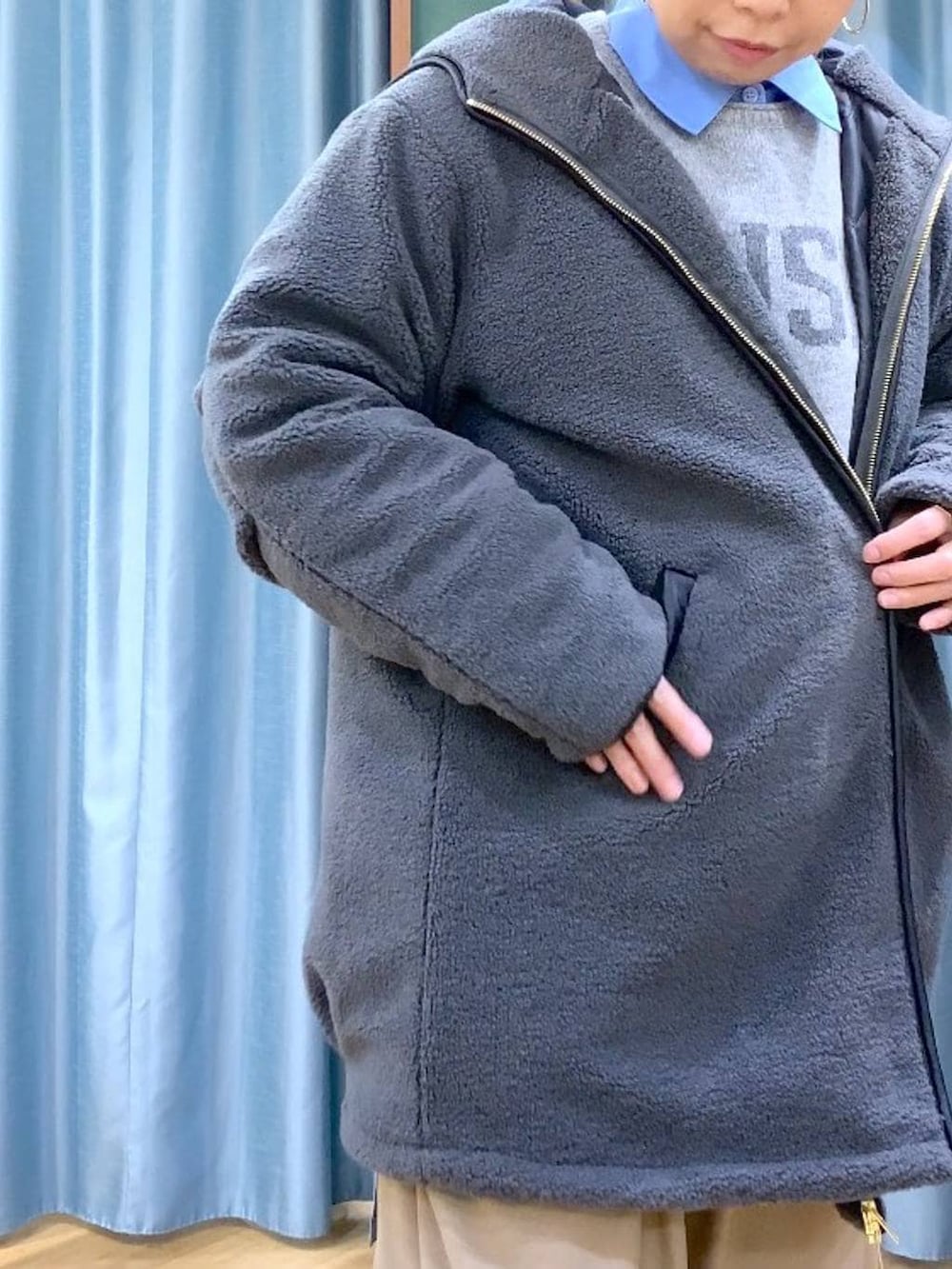 グレー系のニット/セーター、グレー系のその他アウター、ベージュ系のその他パンツを着用したレディースの冬コーディネートの5枚目の写真