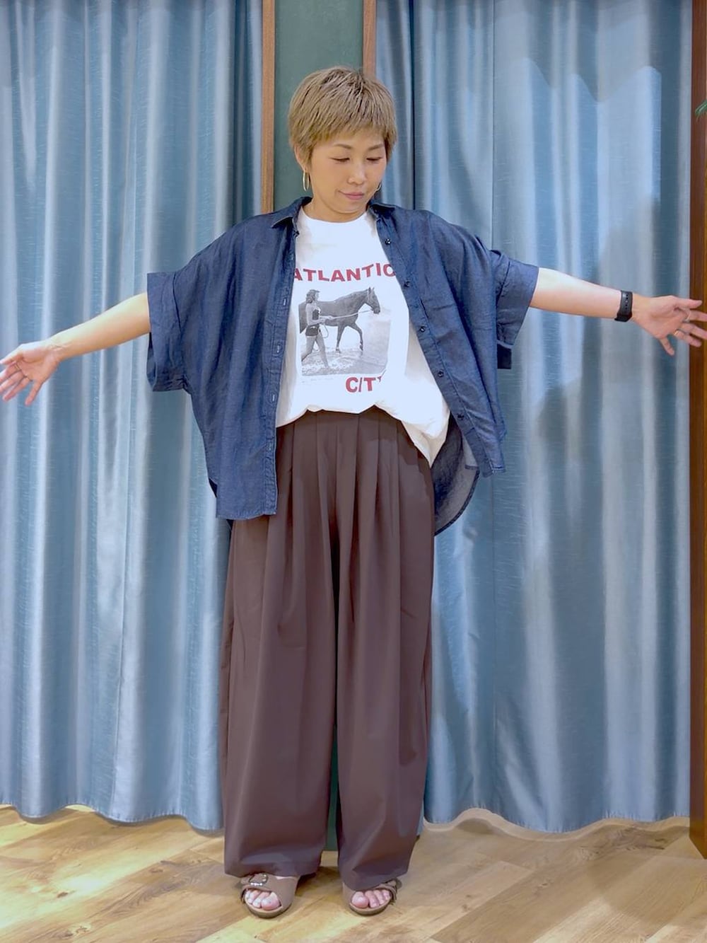 ホワイト系のTシャツ/カットソー、ブラウン系のその他パンツ、ブラウン系のサンダルを着用したレディースの夏コーディネートの6枚目の写真