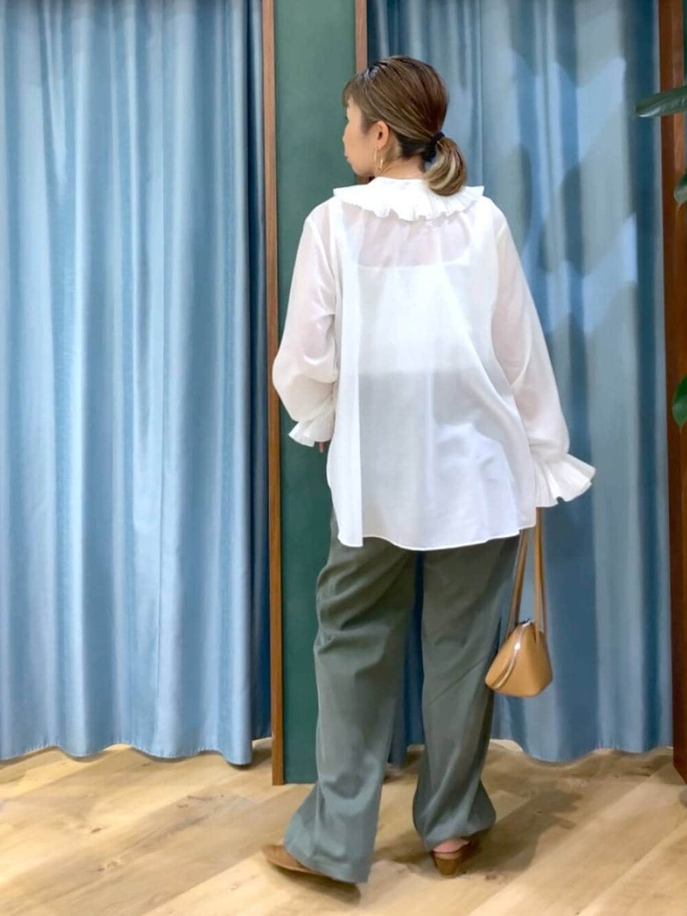 グリーン系のその他パンツ、ホワイト系のシャツ/ブラウス、イエロー系のパンプスを着用したレディースの冬コーディネートの7枚目の写真