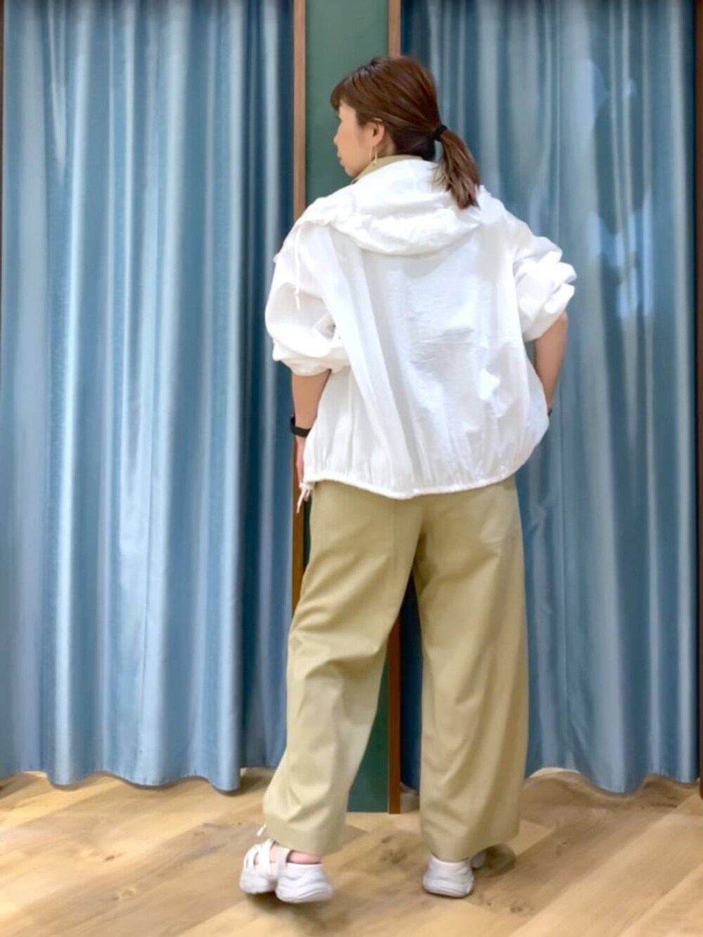 ホワイト系のTシャツ/カットソー、ホワイト系のブルゾン、グレー系のサンダルを着用したレディースの春コーディネートの6枚目の写真