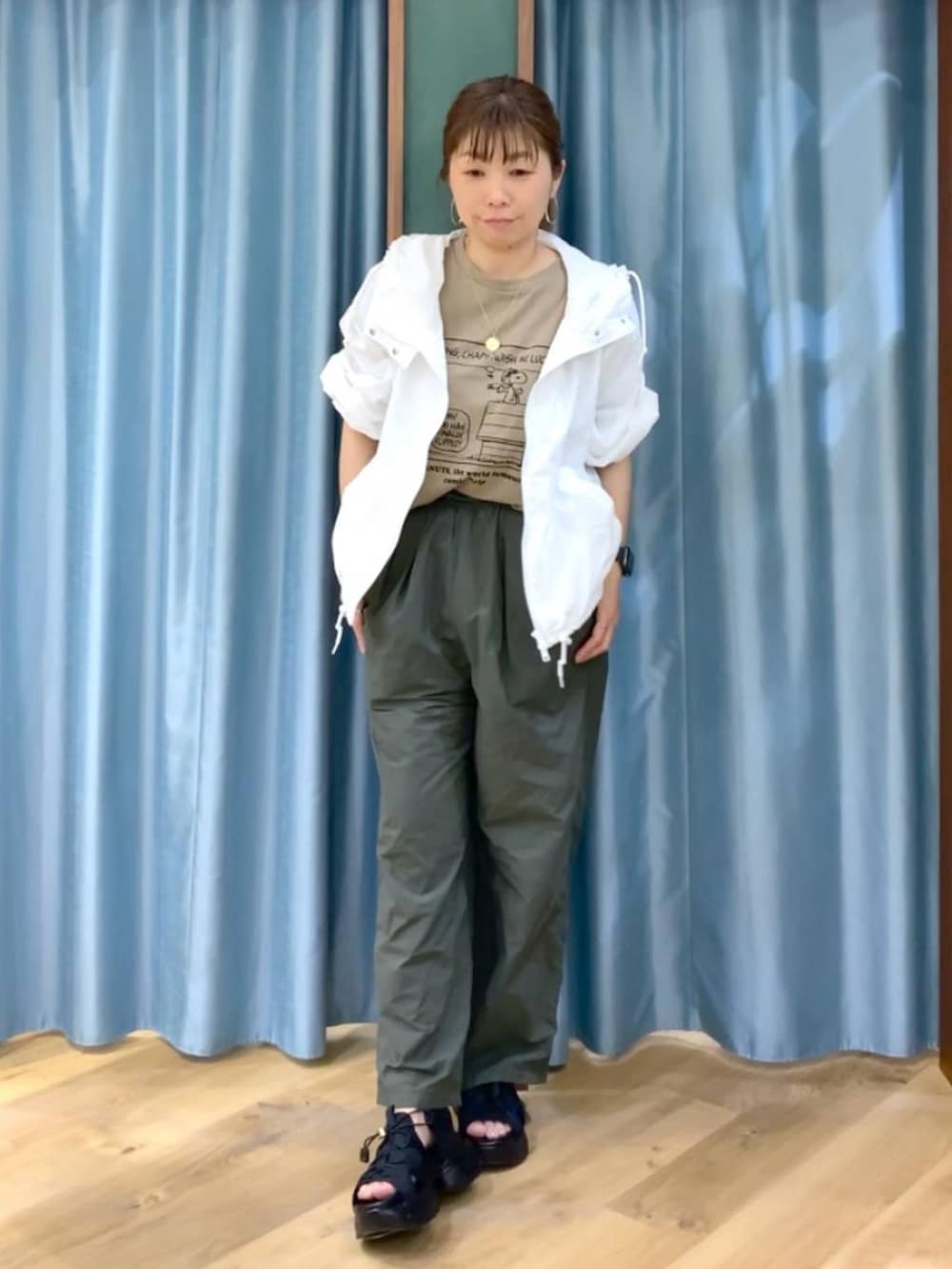 グリーン系のその他パンツ、ホワイト系のブルゾン、ベージュ系のTシャツ/カットソーを着用したレディースの春コーディネートの2枚目の写真
