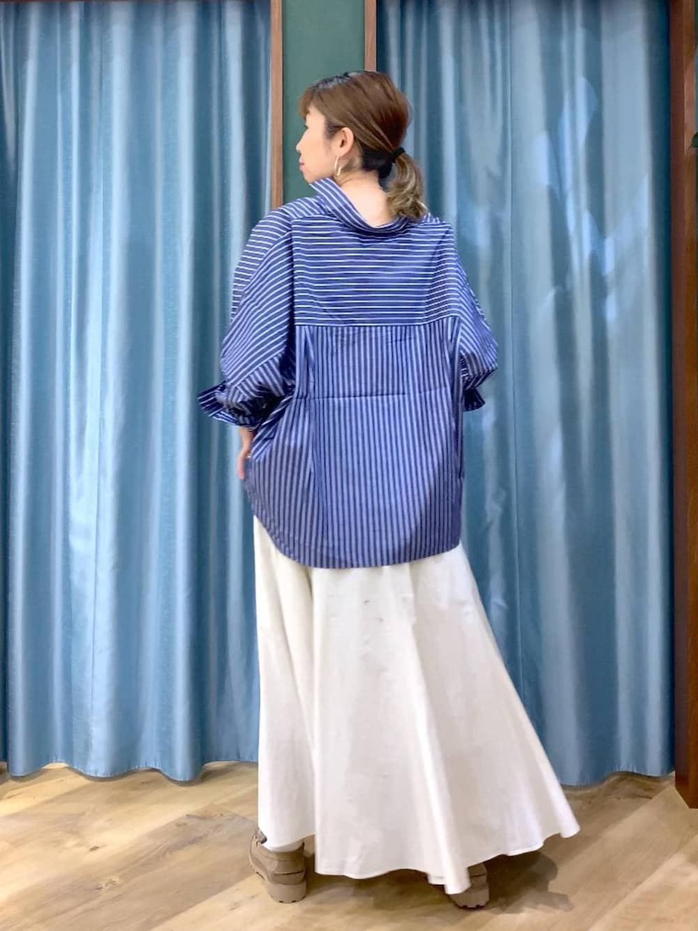 ベージュ系のローファー、ホワイト系のスカート、ブルー系のシャツ/ブラウスを着用したレディースの春コーディネートの8枚目の写真