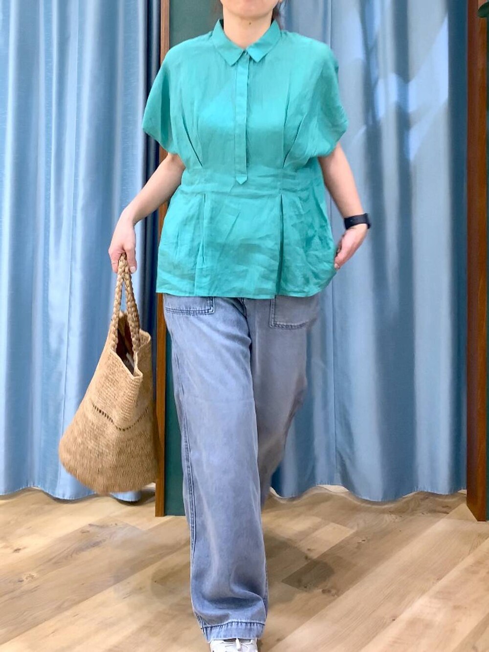 ブルー系のデニムパンツ、グリーン系のシャツ/ブラウス、グレー系のサンダルを着用したレディースの春コーディネートの7枚目の写真