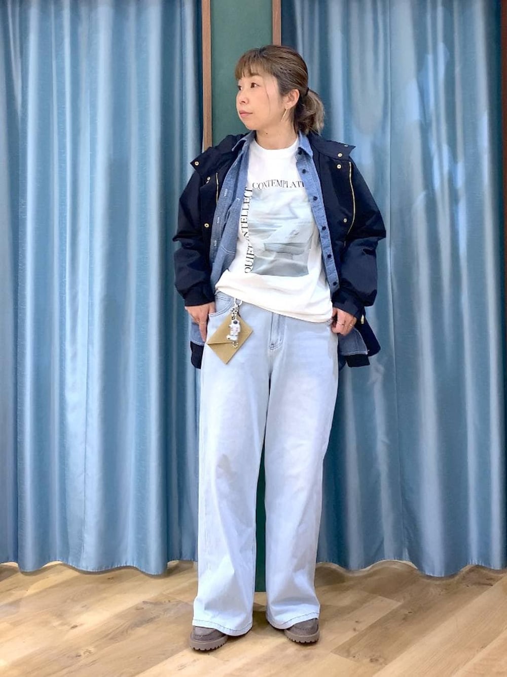 グレー系のローファー、ブルー系のデニムパンツ、ホワイト系のTシャツ/カットソーを着用したレディースの春コーディネートの3枚目の写真