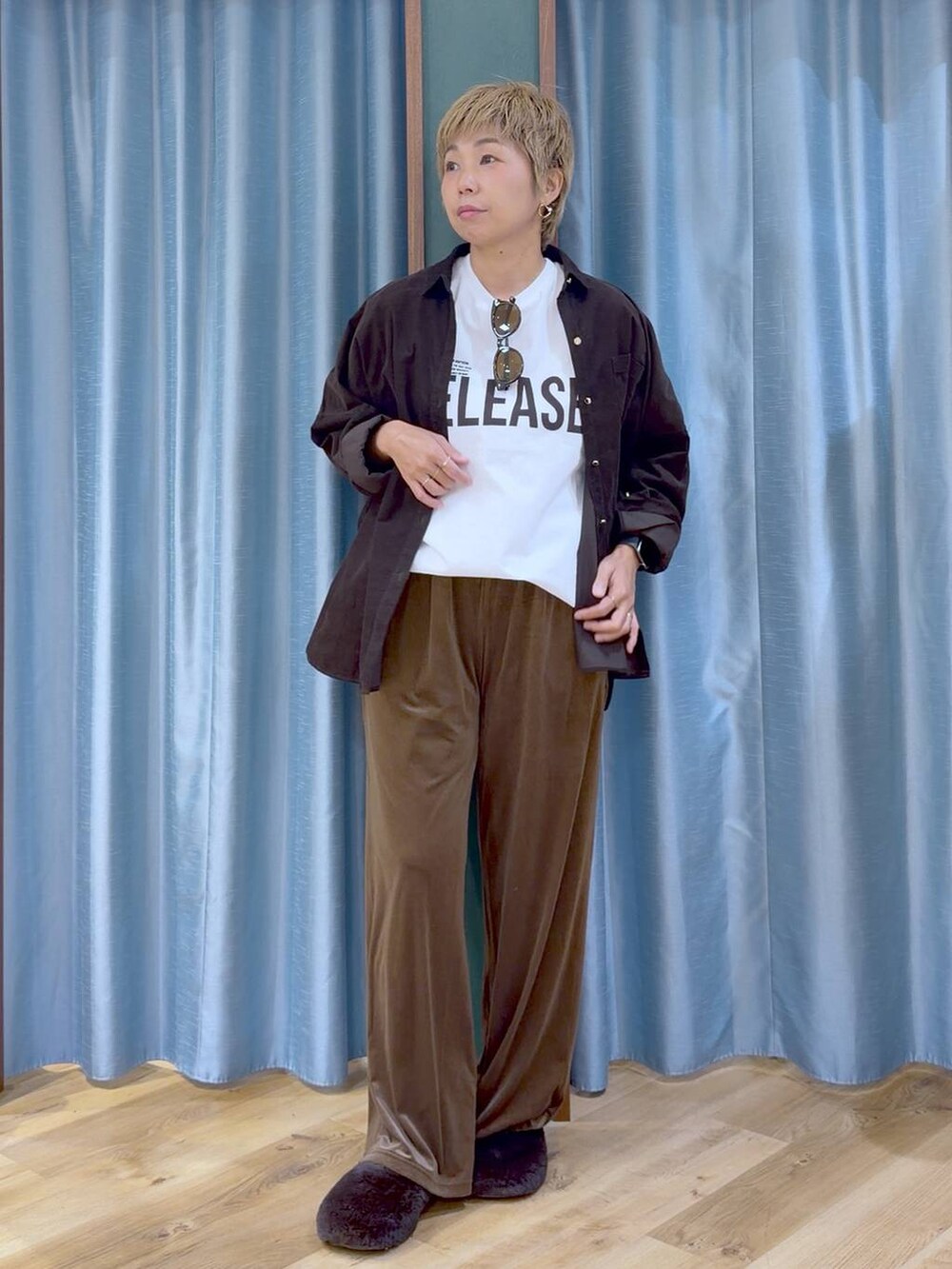 ブラウン系のその他シューズ、ホワイト系のTシャツ/カットソー、ブラウン系のシャツ/ブラウスを着用したレディースの秋コーディネートの7枚目の写真