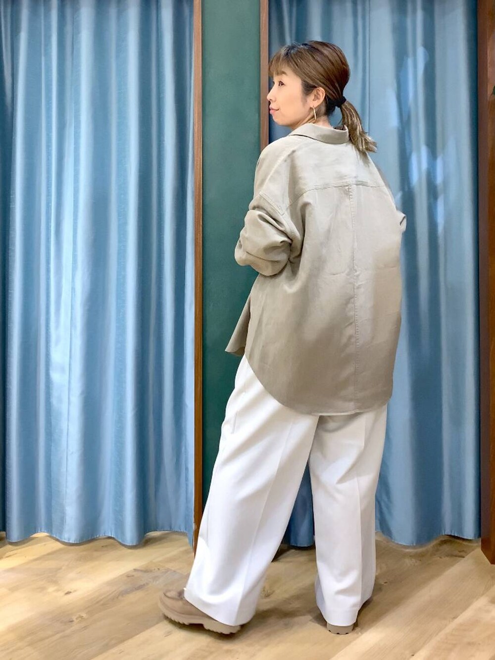 ベージュ系のローファー、グリーン系のシャツ/ブラウス、ベージュ系のニット/セーターを着用したレディースの春コーディネートの5枚目の写真