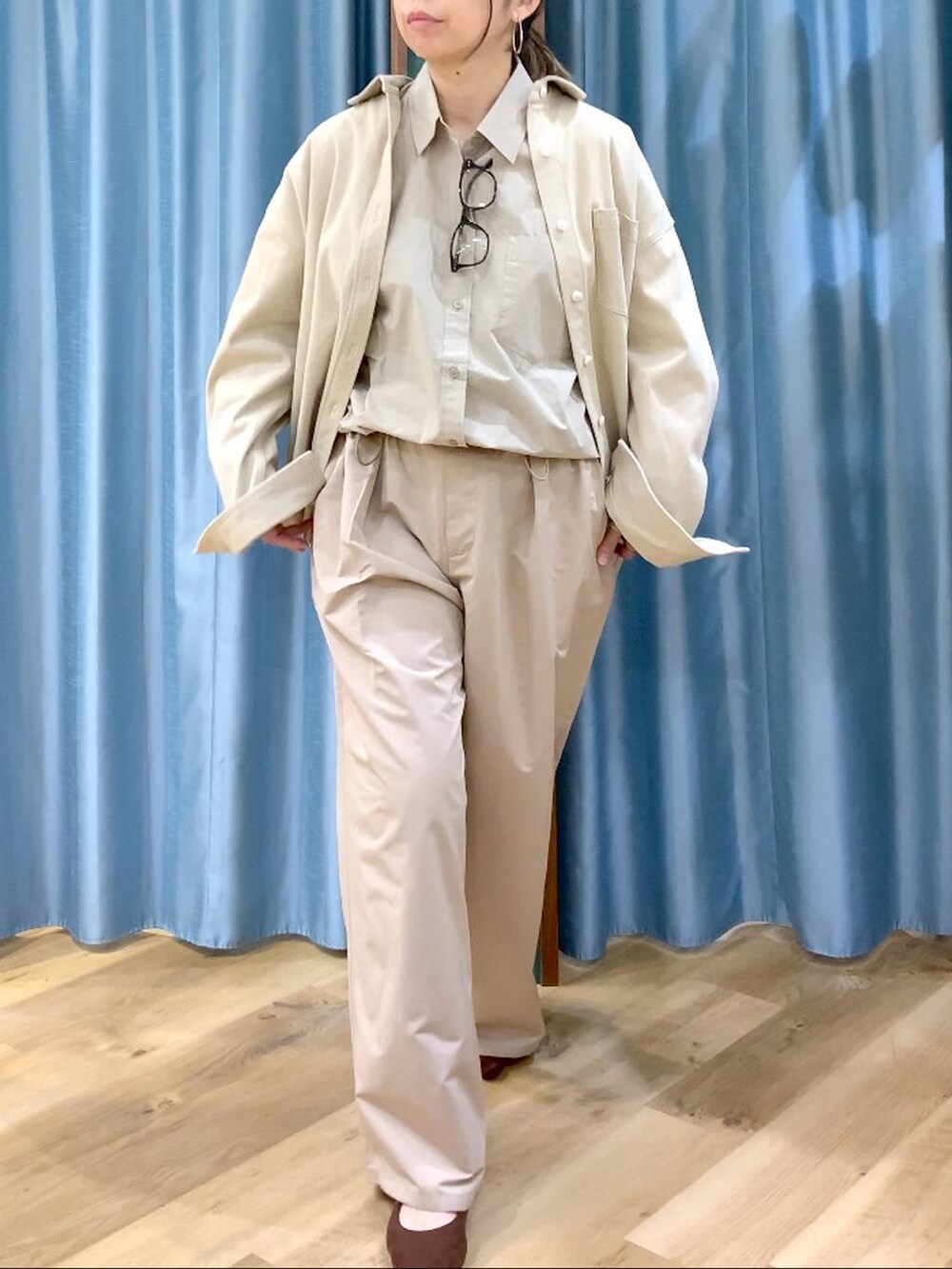 ベージュ系のシャツ/ブラウス、ブラウン系のパンプス、ベージュ系のその他パンツを着用したレディースの冬コーディネートの7枚目の写真