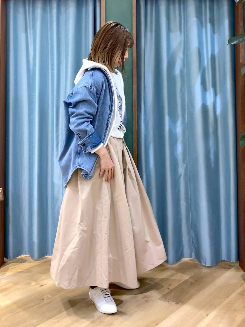 ブルー系のシャツ/ブラウス、ベージュ系のスカート、ホワイト系のTシャツ/カットソーを着用したレディースの冬コーディネートの4枚目の写真