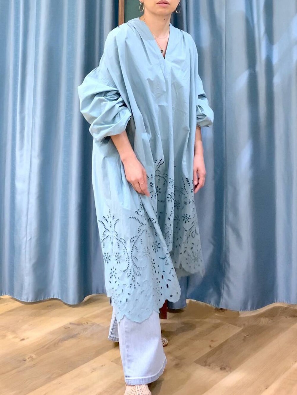 ブルー系のデニムパンツ、ベージュ系のスリッポン、グリーン系のワンピースを着用したレディースの春コーディネートの10枚目の写真