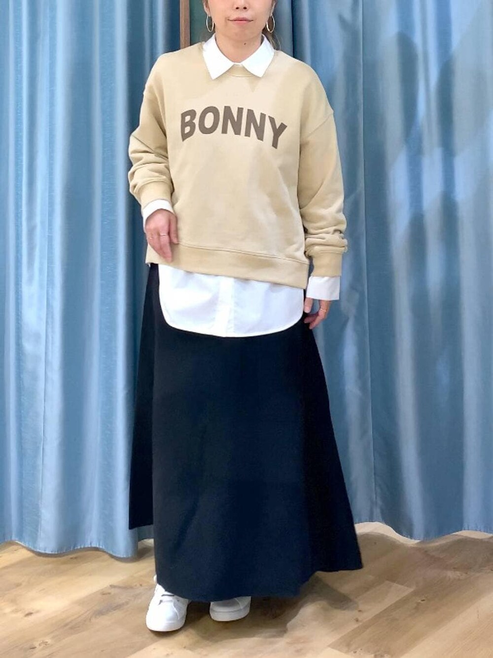 ブラック系のスカート、ホワイト系のシャツ/ブラウス、ベージュ系のスウェットを着用したレディースの冬コーディネートの7枚目の写真