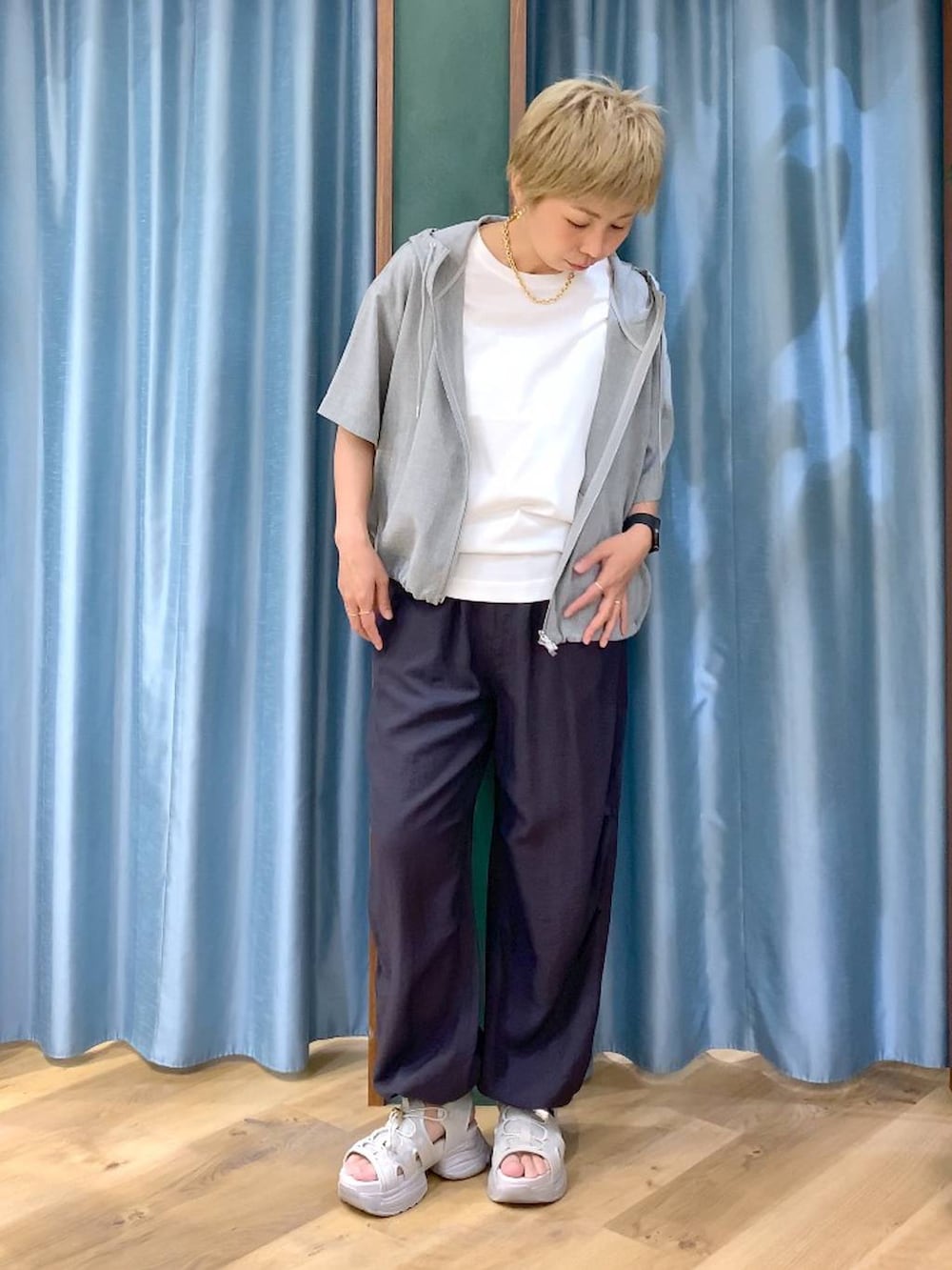 グレー系のサンダル、グレー系のその他パンツ、グレー系のブルゾンを着用したレディースの夏コーディネートの2枚目の写真