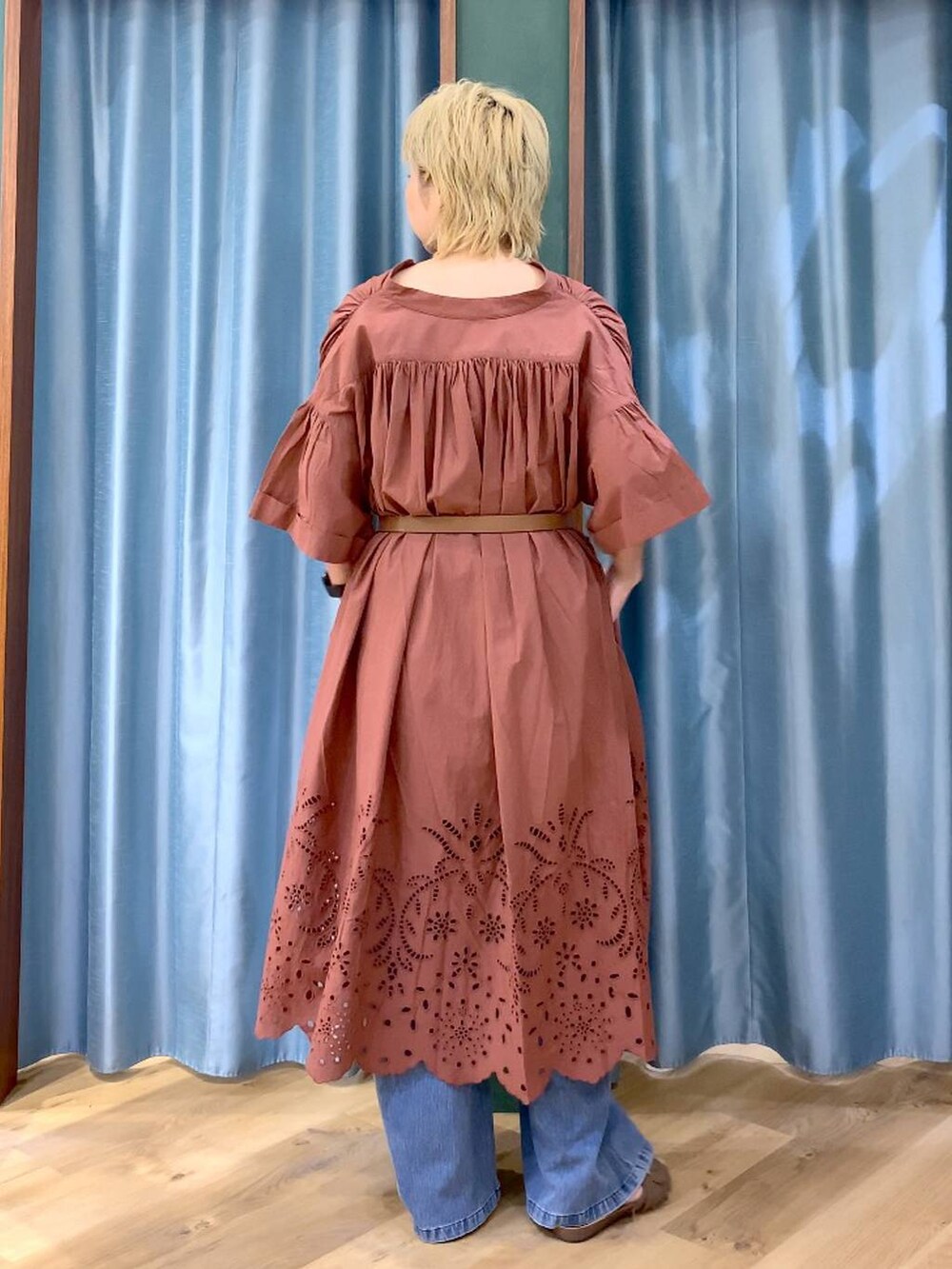 ブルー系のデニムパンツ、ブラウン系のサンダル、ブラウン系のワンピースを着用したレディースの夏コーディネートの5枚目の写真