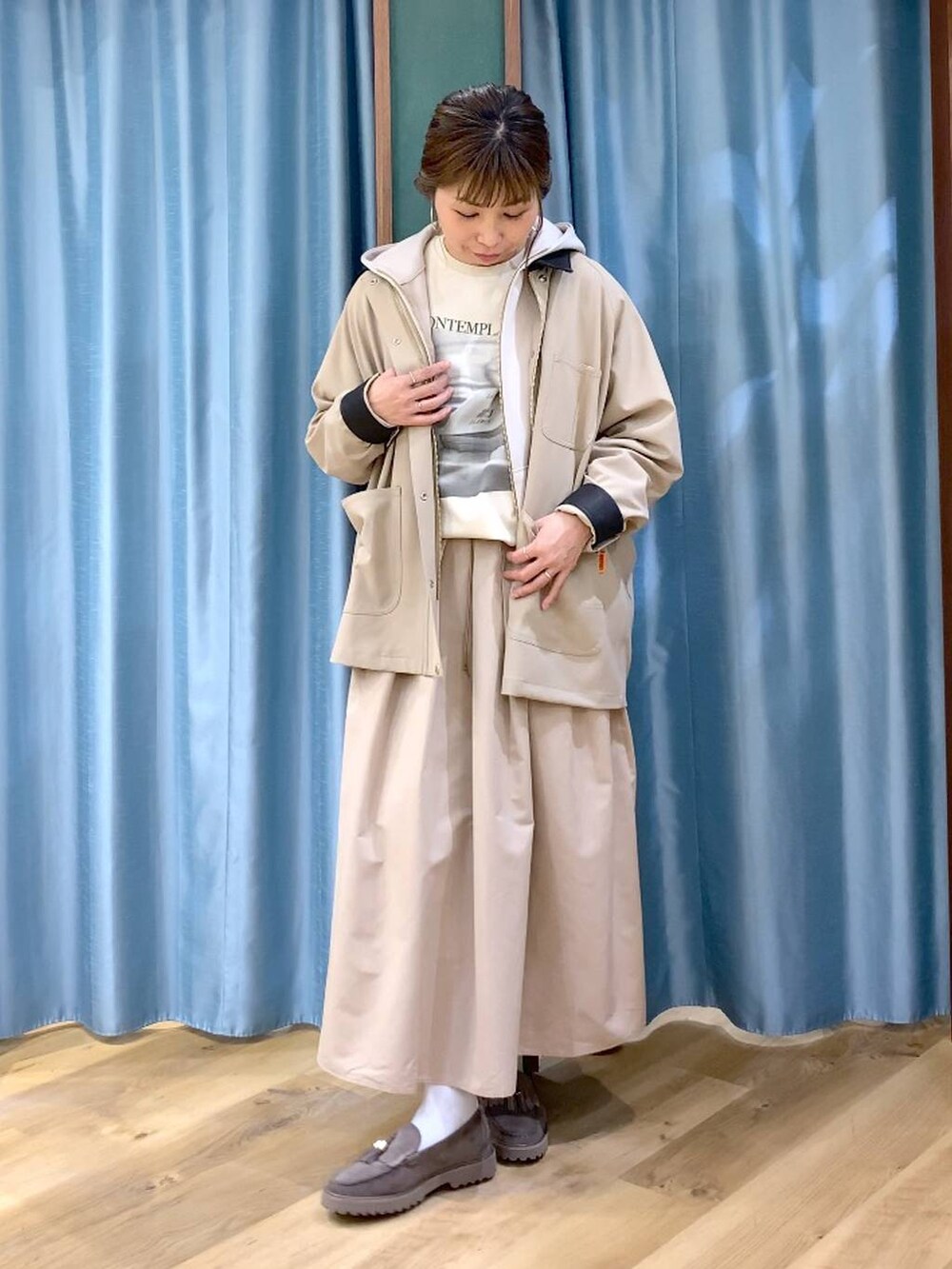 グレー系のローファー、ベージュ系のパーカー、ベージュ系のTシャツ/カットソーを着用したレディースの春コーディネートの4枚目の写真