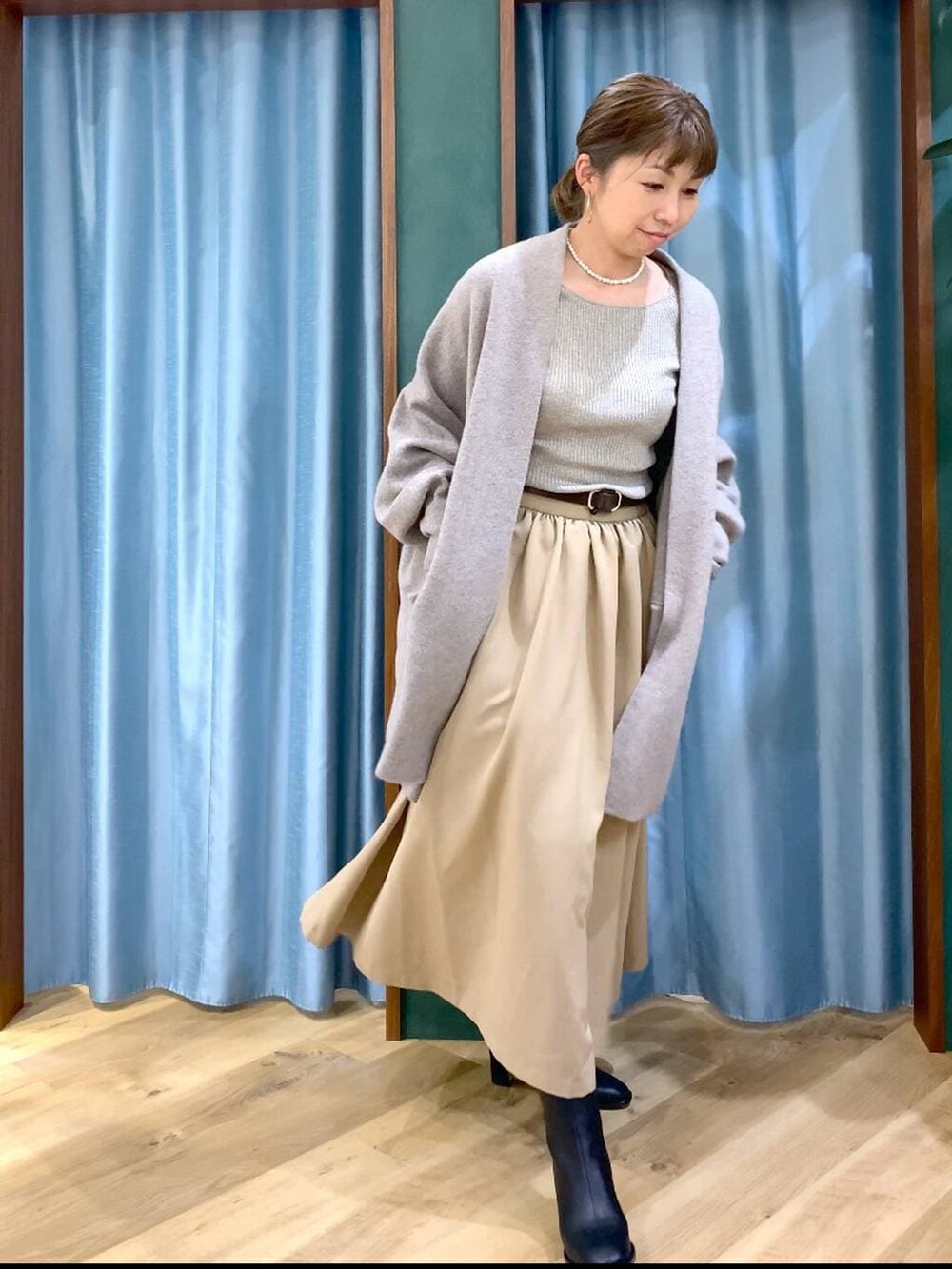 ブラック系のブーツ、ベージュ系のニット/セーター、ブラウン系のショルダーバッグを着用したレディースの秋コーディネートの9枚目の写真