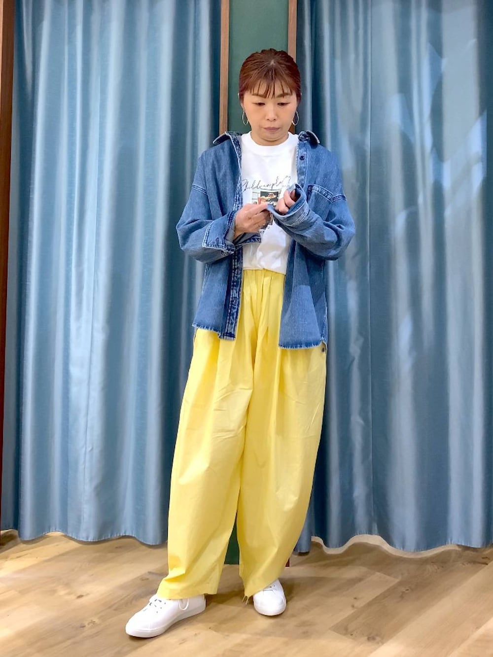 イエロー系のその他パンツ、ブラウン系のスニーカー、ブルー系のシャツ/ブラウスを着用したレディースの春コーディネートの2枚目の写真