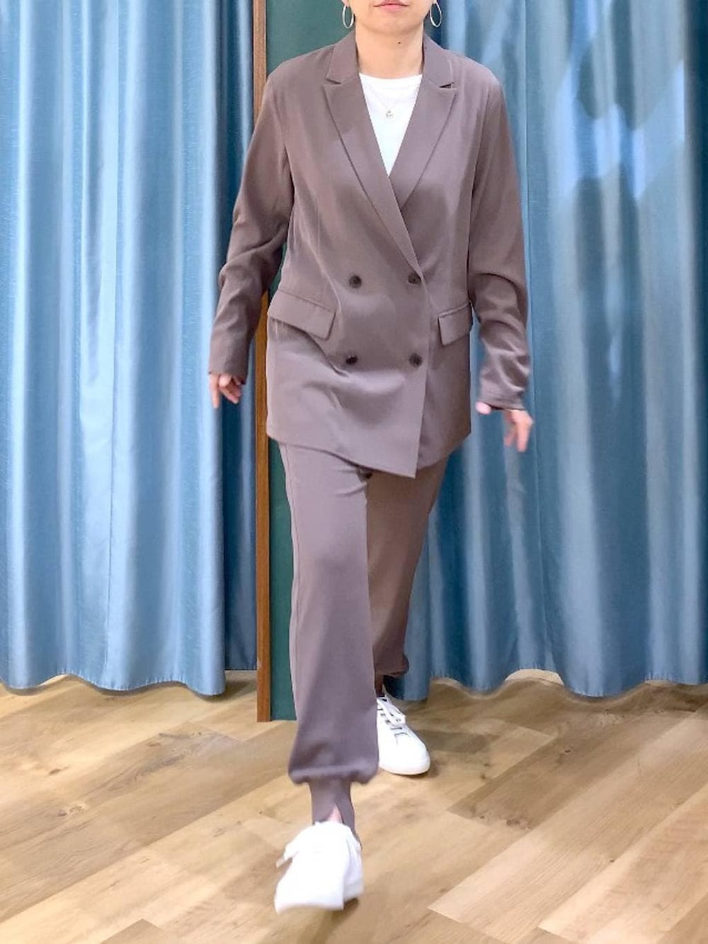 ホワイト系のTシャツ/カットソー、グリーン系のテーラードジャケット、グリーン系のその他パンツを着用したレディースの冬コーディネートの7枚目の写真