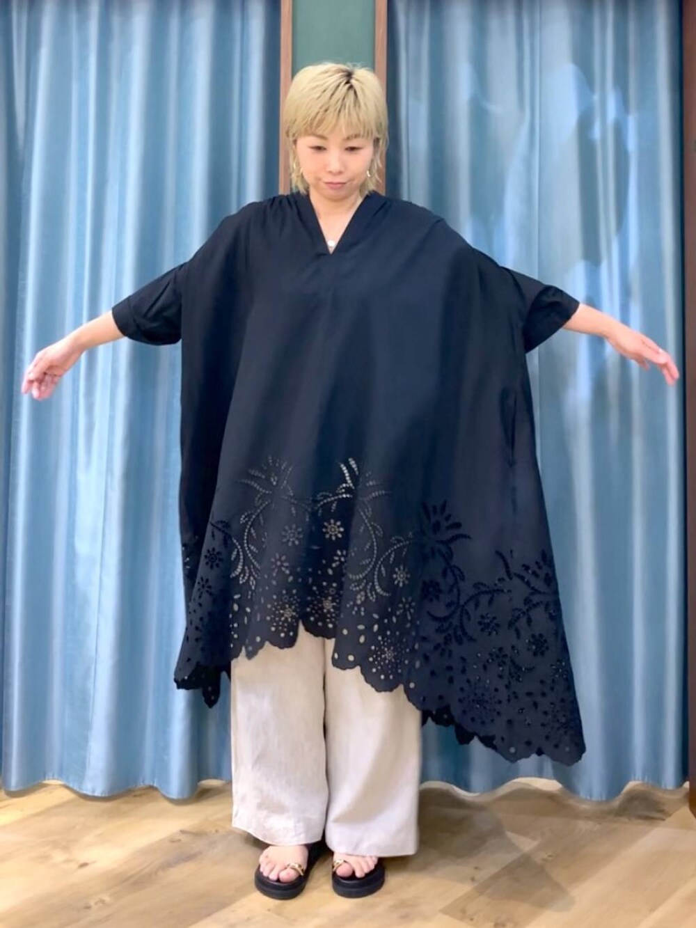 ベージュ系のその他パンツ、ブラック系のサンダル、ブラック系のワンピースを着用したレディースの夏コーディネートの8枚目の写真