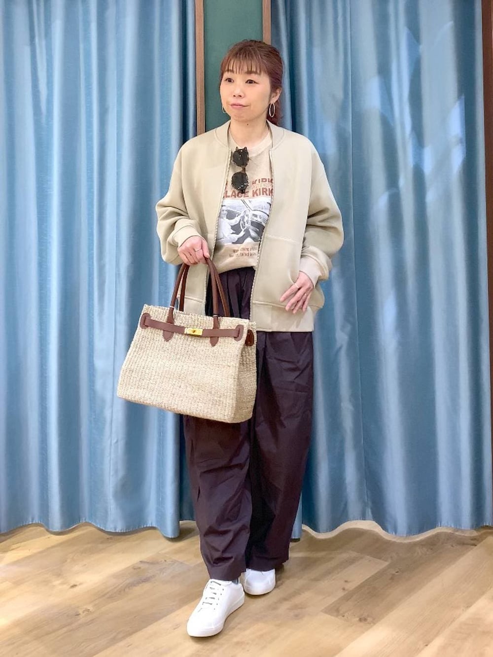 ブラウン系のその他パンツ、ブラウン系のスニーカー、ベージュ系のブルゾンを着用したレディースの春コーディネートの2枚目の写真