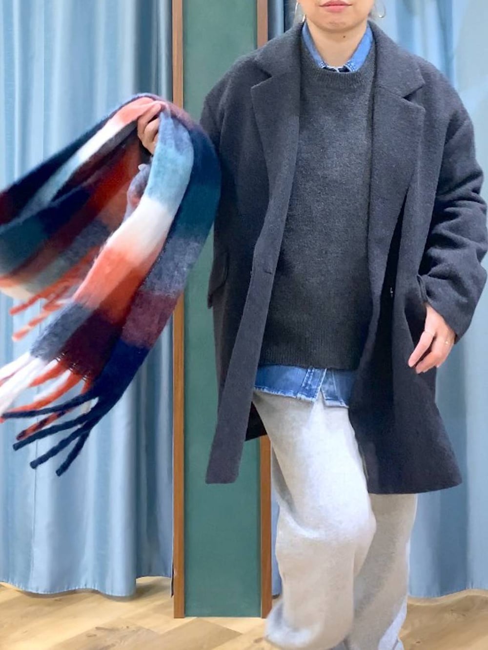 ブラック系のブーツ、ブルー系のシャツ/ブラウス、グレー系のニット/セーターを着用したレディースの秋コーディネートの5枚目の写真