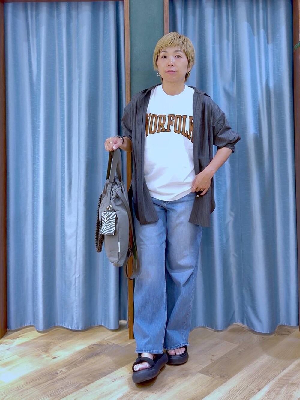 ブラック系のサンダル、グレー系のシャツ/ブラウス、ホワイト系のTシャツ/カットソーを着用したレディースの夏コーディネートの3枚目の写真