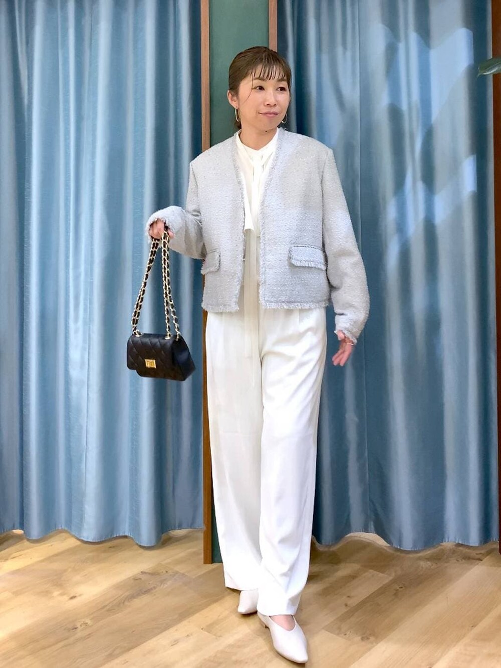 ホワイト系のその他パンツ、ホワイト系のシャツ/ブラウス、グレー系のノーカラージャケットを着用したレディースの冬コーディネートの2枚目の写真