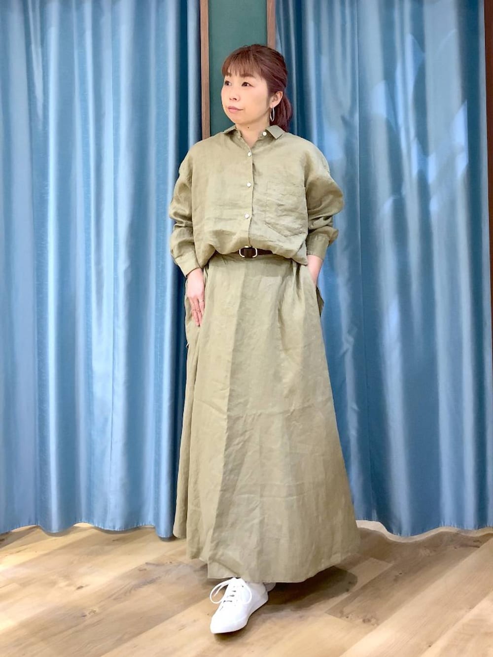 ベージュ系のシャツ/ブラウス、ブラウン系のスニーカー、ベージュ系のスカートを着用したレディースの春コーディネートの3枚目の写真