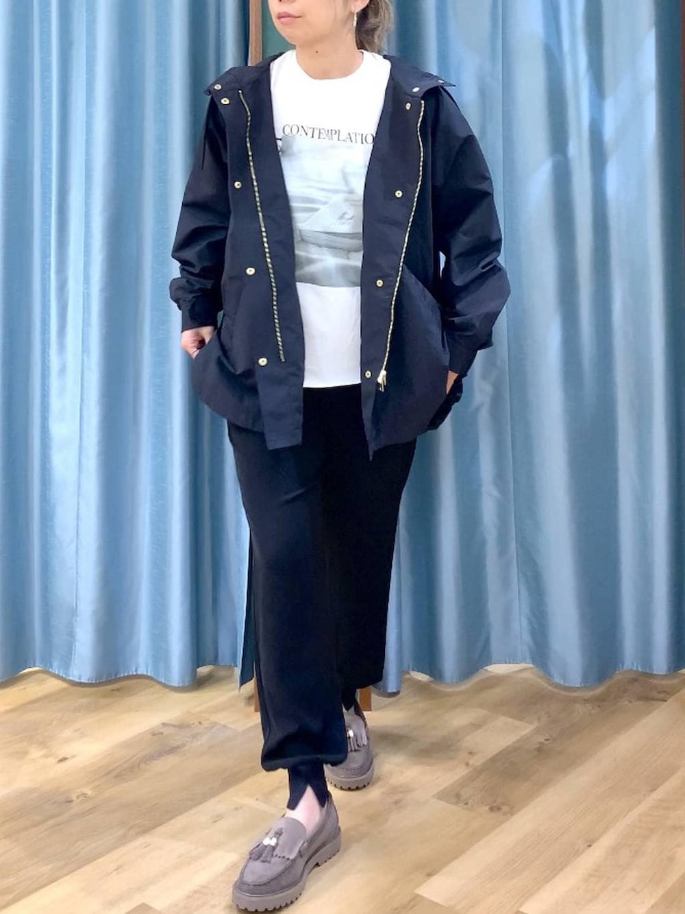 グレー系のローファー、ホワイト系のTシャツ/カットソー、ブラック系のマウンテンパーカーを着用したレディースの春コーディネートの6枚目の写真