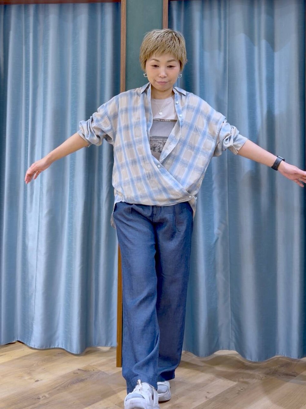 ベージュ系のTシャツ/カットソー、グレー系のサンダル、ブルー系のシャツ/ブラウスを着用したレディースの夏コーディネートの9枚目の写真