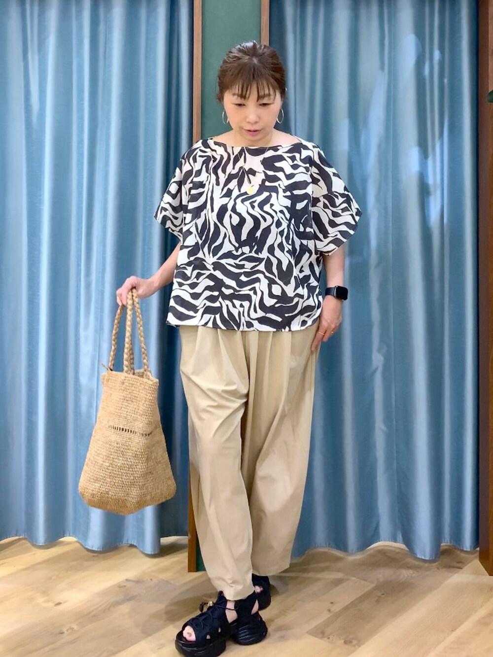 ブラック系のシャツ/ブラウス、ベージュ系のその他パンツ、ブラック系のサンダルを着用したレディースの春コーディネートの2枚目の写真