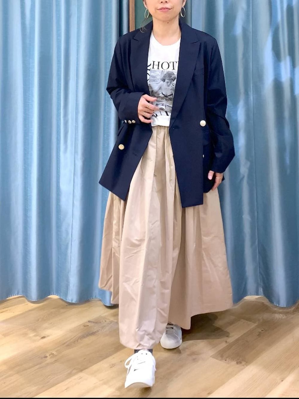 ベージュ系のスカート、ブルー系のテーラードジャケット、ベージュ系のトートバッグを着用したレディースの冬コーディネートの8枚目の写真