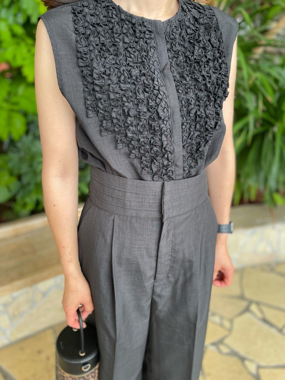 ブラック系のシャツ/ブラウス、ブラック系のその他パンツ、ブラック系のサンダルを着用したレディースの春コーディネートの2枚目の写真