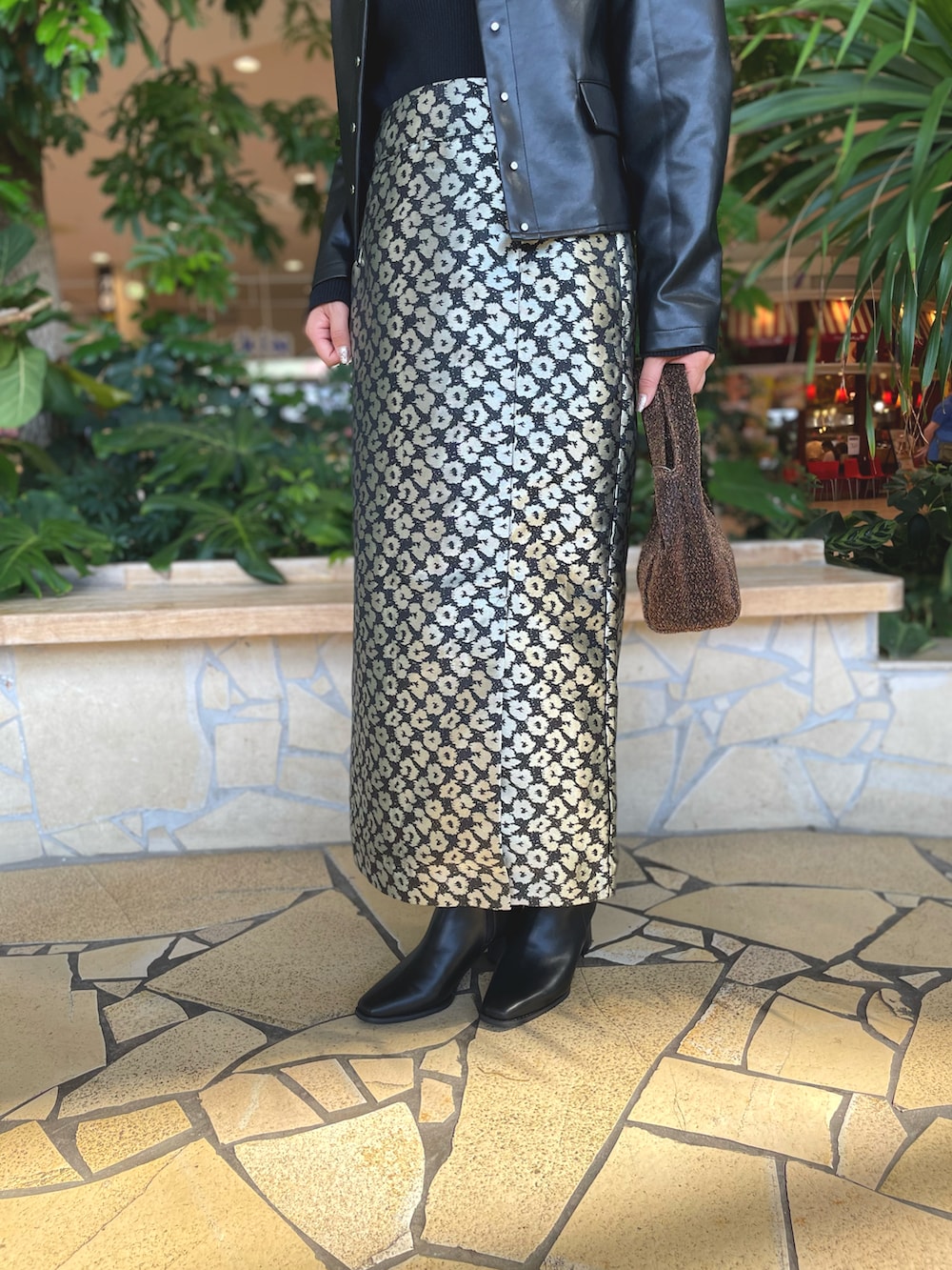 ブラック系のスカートを着用したレディースの秋コーディネートの2枚目の写真