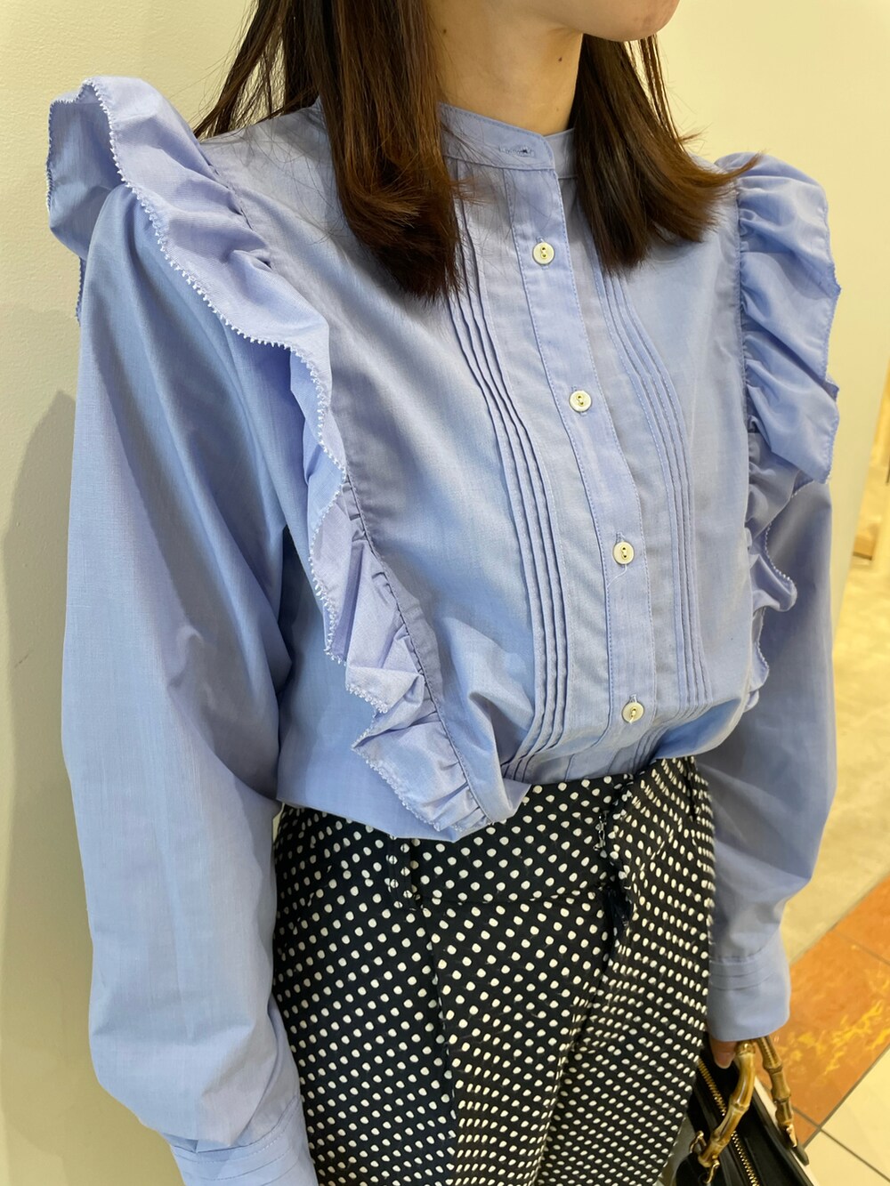 ブルー系のその他パンツ、ブルー系のシャツ/ブラウスを着用したレディースの春コーディネートの2枚目の写真