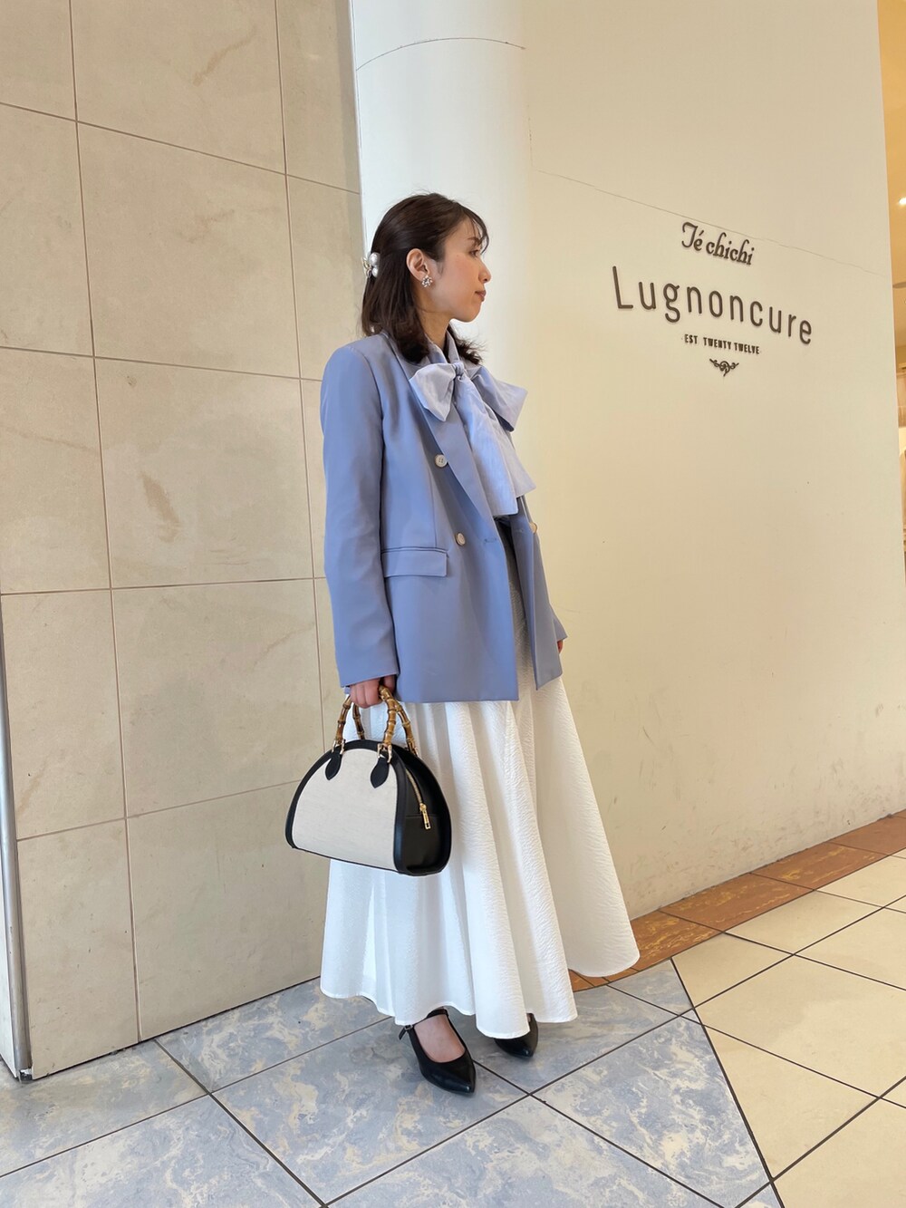 ブルー系のシャツ/ブラウス、ブルー系のノーカラージャケットを着用したレディースの春コーディネートの2枚目の写真