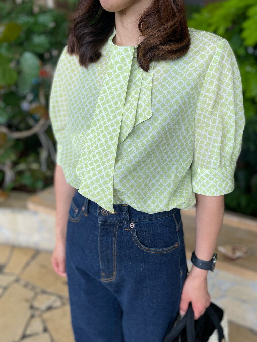 イエロー系のシャツ/ブラウスを着用したレディースの春コーディネートの2枚目の写真