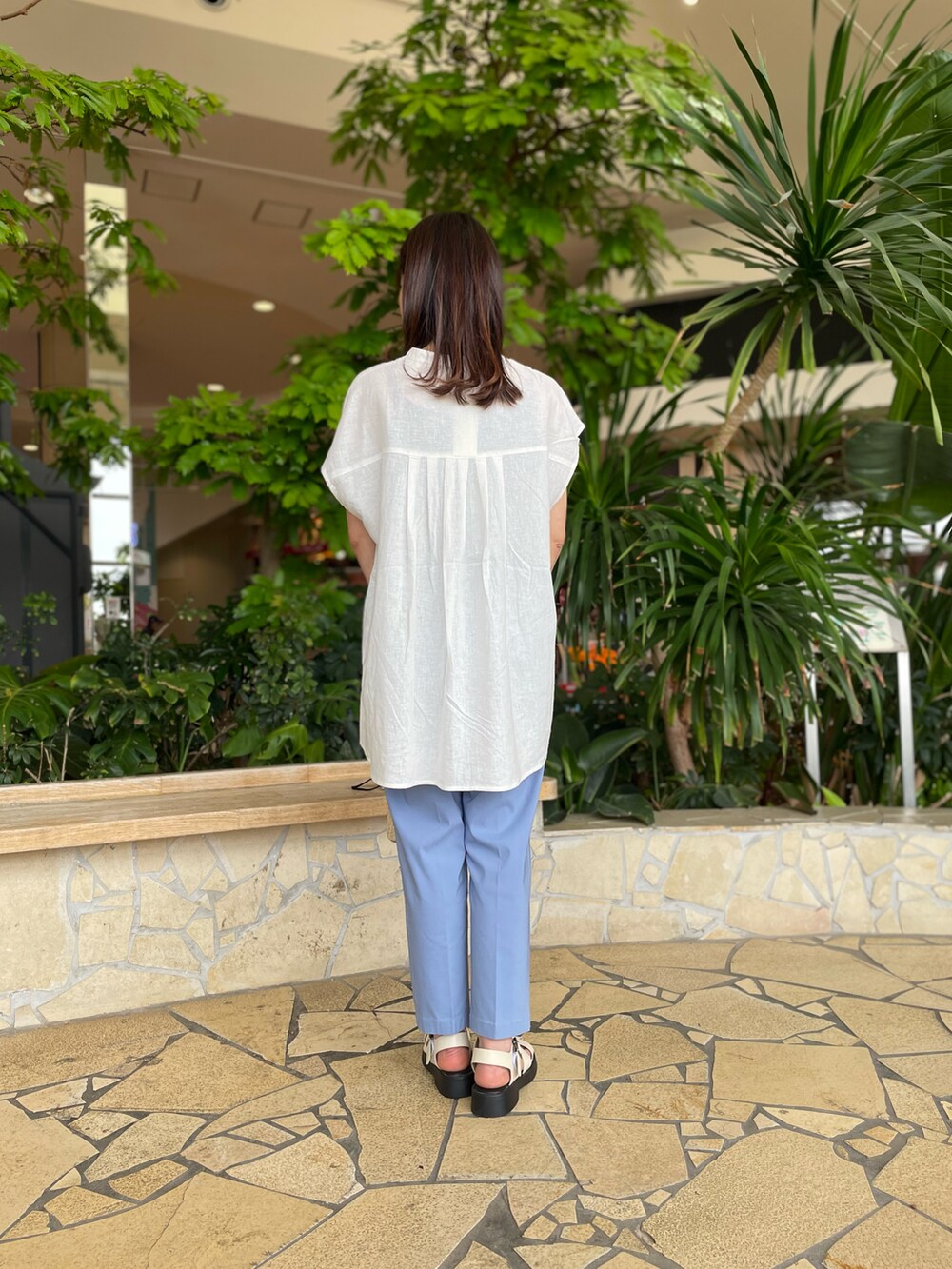 ホワイト系のシャツ/ブラウス、ブルー系のその他パンツ、ホワイト系のサンダルを着用したレディースの春コーディネートの2枚目の写真