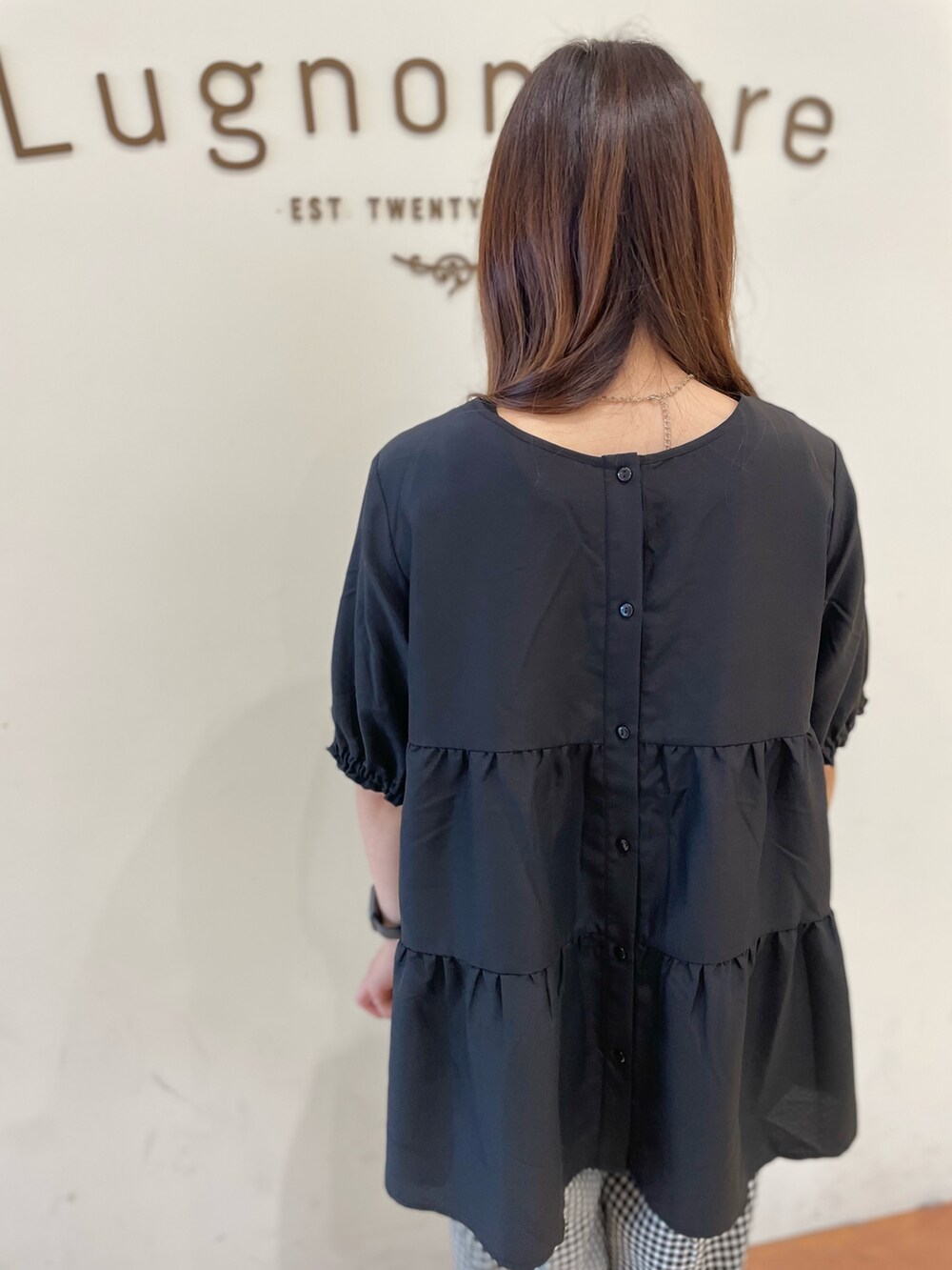 ブラック系のシャツ/ブラウスを着用したレディースの夏コーディネートの2枚目の写真